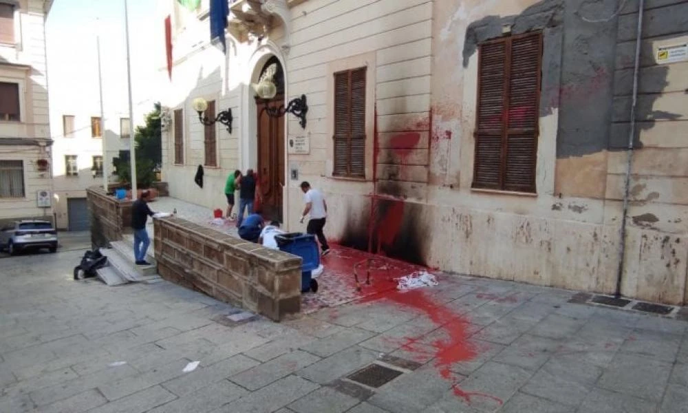 Eπίθεση στο αρχηγείο της Διοίκησης του Ιταλικού Στρατού στη Σαρδηνία με μολότωφ